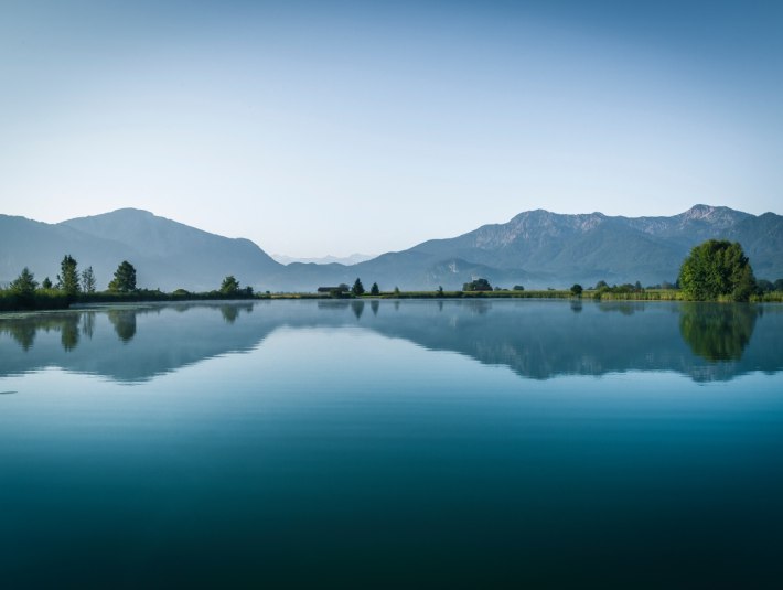 Eichsee zwischen Schlehdorf und Großweil mit Blick auf Jochberg, Herzogstand und Heimgarten, © Tölzer Land Tourismus Eichsee zwischen Schlehdorf und Großweil mit Blick auf Jochberg, Herzogstand und Heimgarten, © Tölzer Land Tourismus