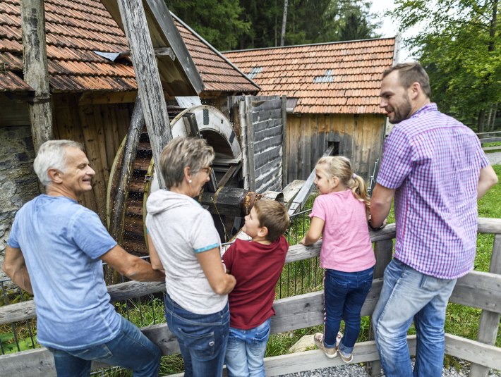 Auf diesem Bild sehen Sie Kinder bei der Wetzsteinmacherei im Freilichtmuseum Glentleiten., &copy; Freilichtmuseum Glentleiten