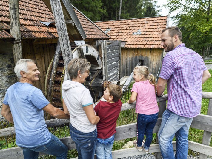 Auf diesem Bild sehen Sie Kinder bei der Wetzsteinmacherei im Freilichtmuseum Glentleiten., © Freilichtmuseum Glentleiten